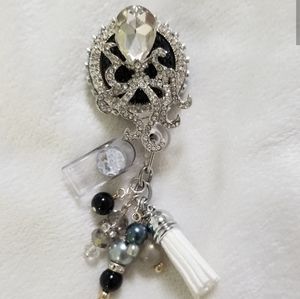 Retractable clip badge holder